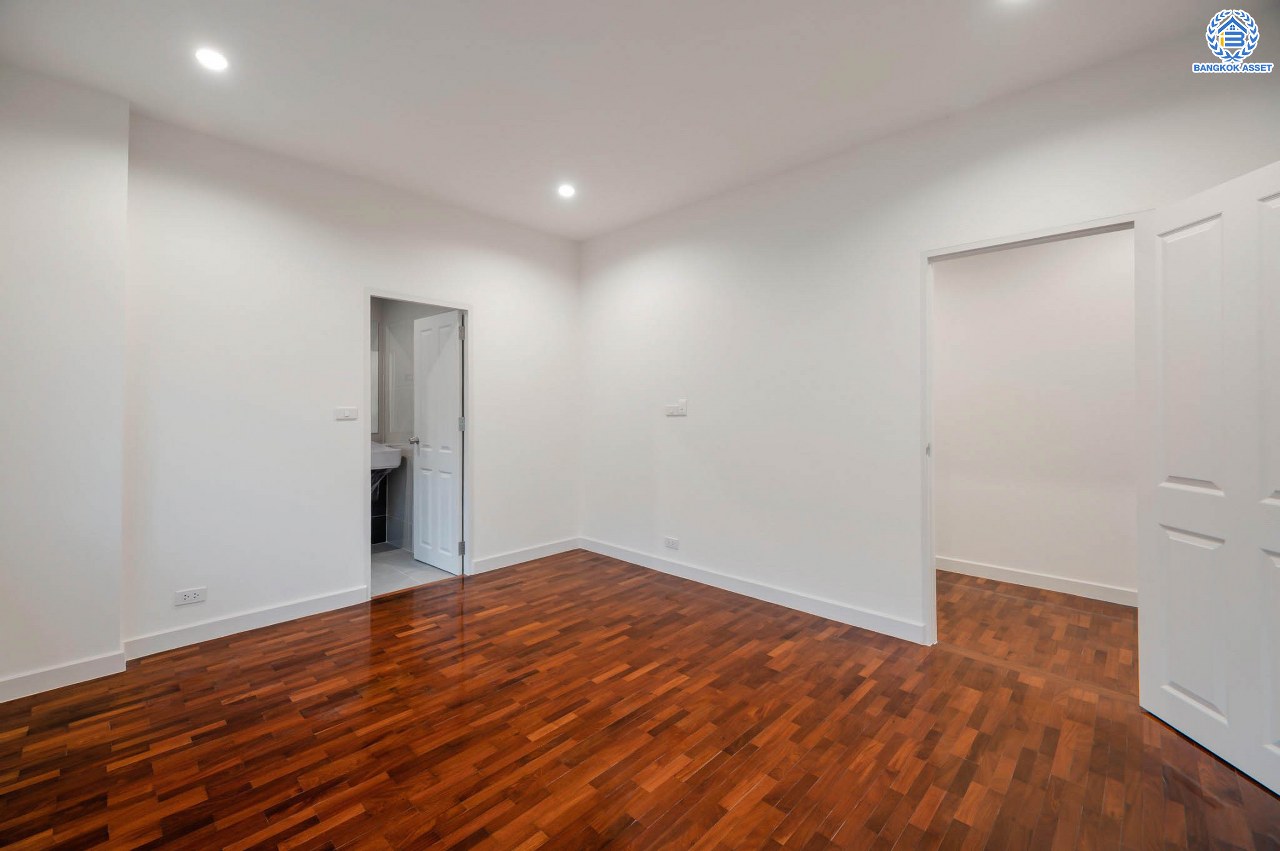 บ้านมือสองตกแต่งใหม่ โครงการ นนท์ณิชา พระนั่งเกล้า เนื้อที่กว้าง 67.5 ตร.ว. ฟังก์ชัน 3 ห้องนอน 3 ห้องน้ำ 1 ห้องอเนกประสงค์ 2 จอดรถ บนทำเลศักยภาพ ติดถนนรัตนาธิเบศร์ เชื่อมต่อถนนชัยพฤกษ์ ใกล้รถไฟฟ้าสายสีม่วง "สถานีไทรม้า" และจุดขึ้นทางด่วน "งามวงศ์วาน"